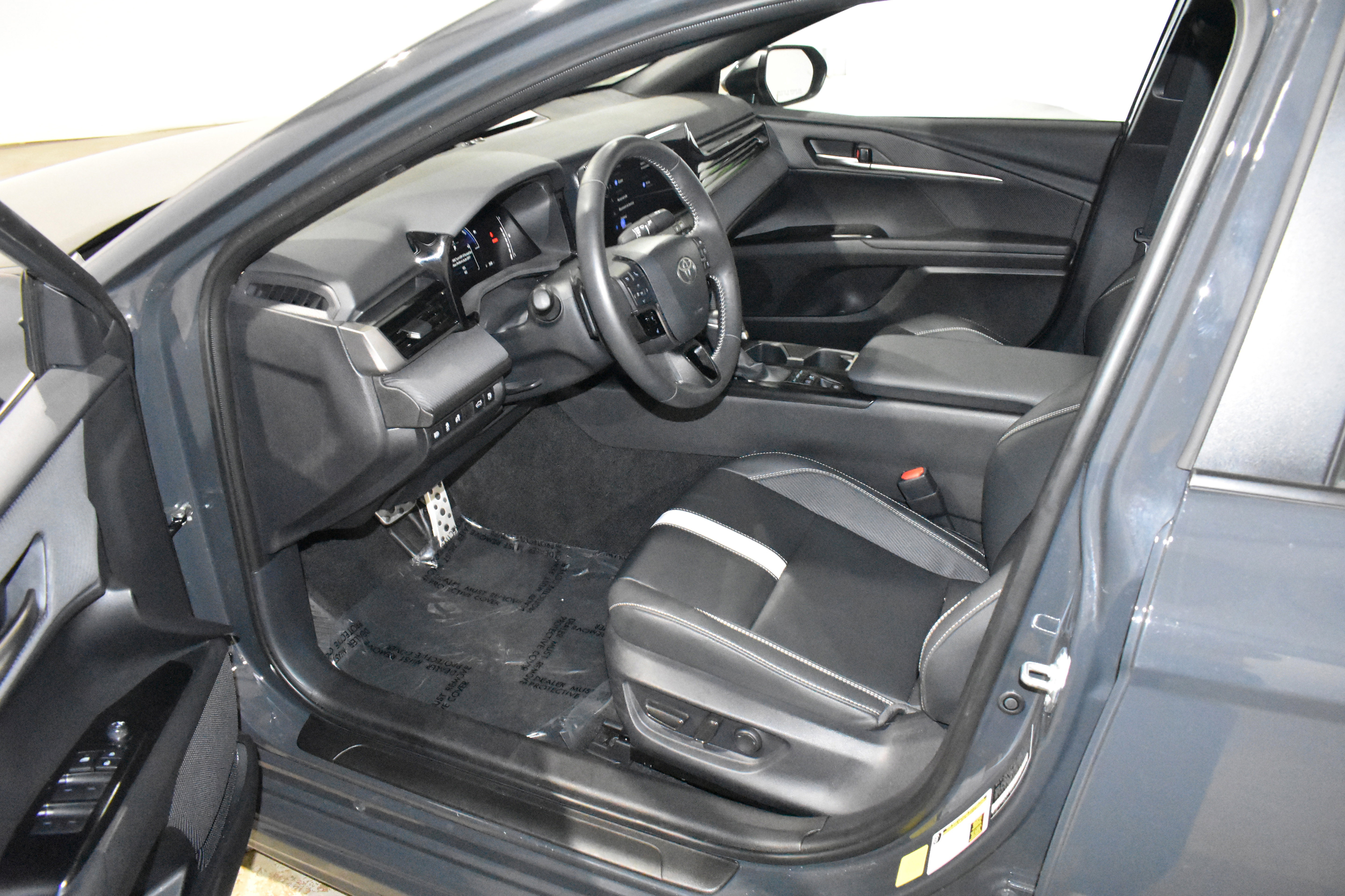 Used 2025 Toyota Camry SE image 21