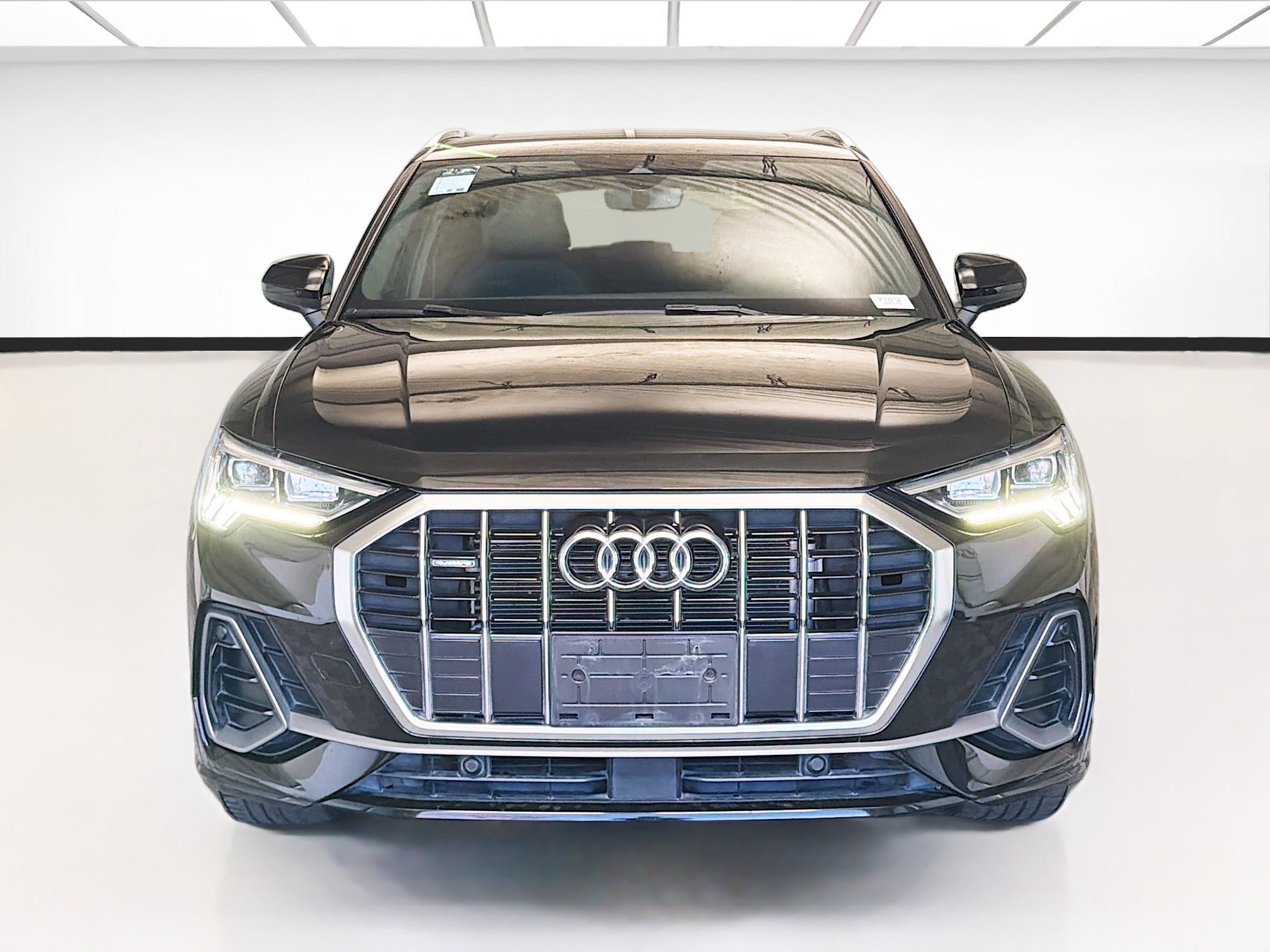 Used 2023 Audi Q3 2.0T Premium w/ Convenience Package AWD/4WD image 2