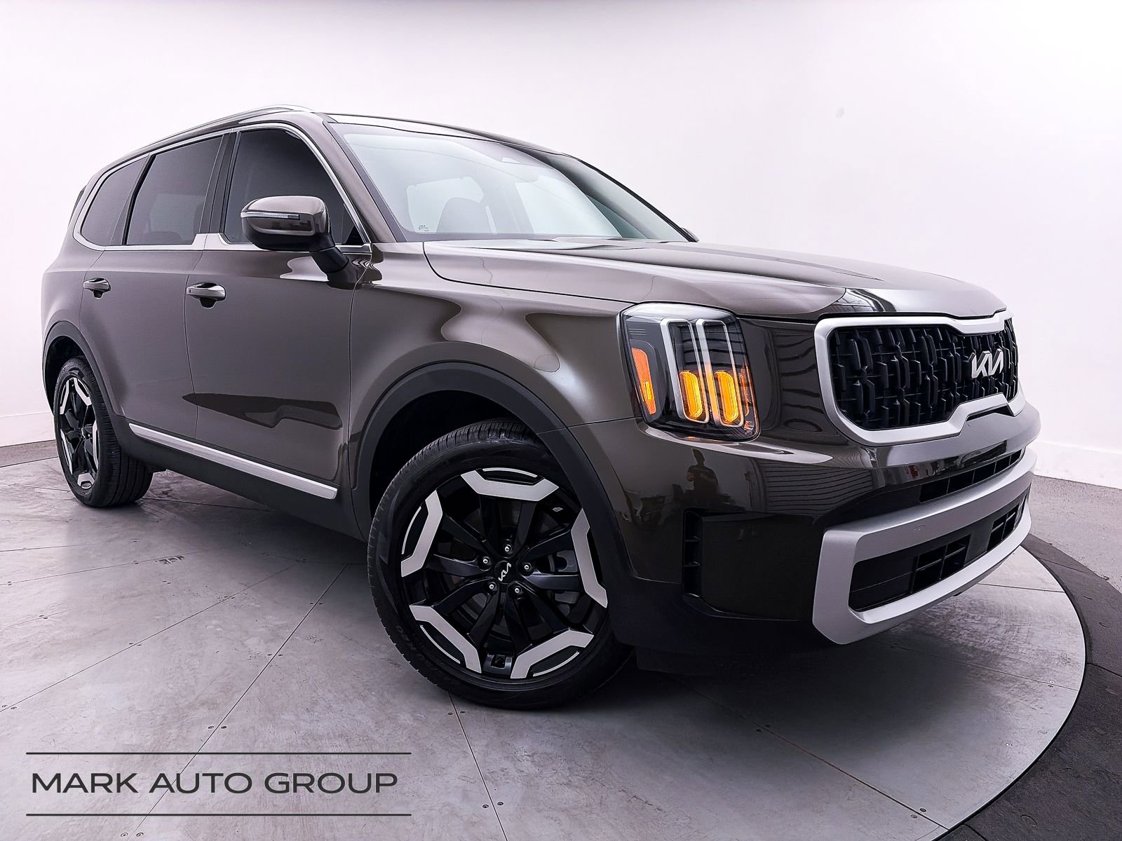 Used 2025 Kia Telluride EX w/ EX Captain's Chair Package image 1