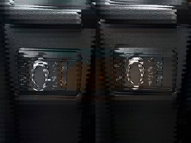 Used 2021 Ford Escape SE w/ SE Sport Appearance Package image 35