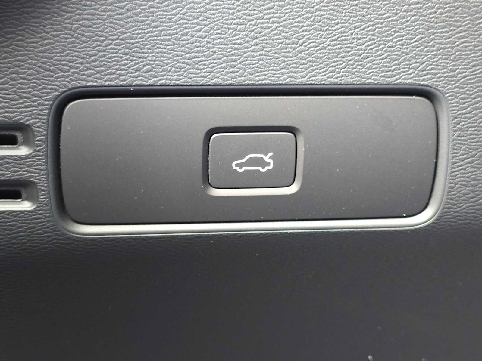 Certified 2023 Volvo C40 P8 Recharge Ultimate w/ Protection Package Premier AWD/4WD image 32