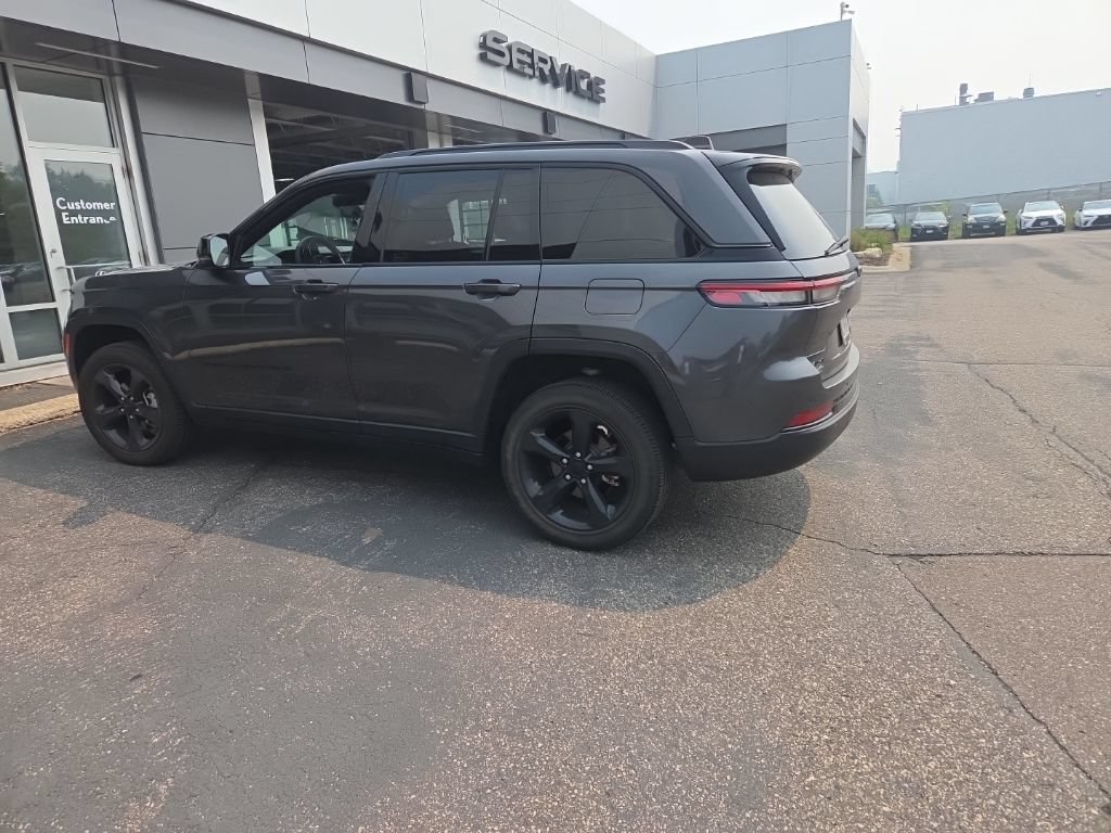 Used 2023 Jeep Grand Cherokee Altitude AWD/4WD image 8