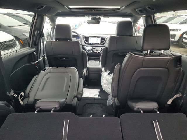 New 2027 Chrysler Pacifica Limited w/ Family Tech Group AWD/4WD image 8