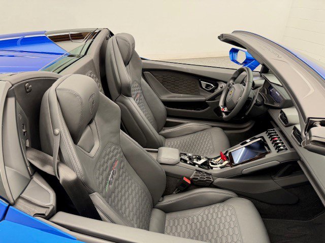 Used 2024 Lamborghini Huracan EVO image 2