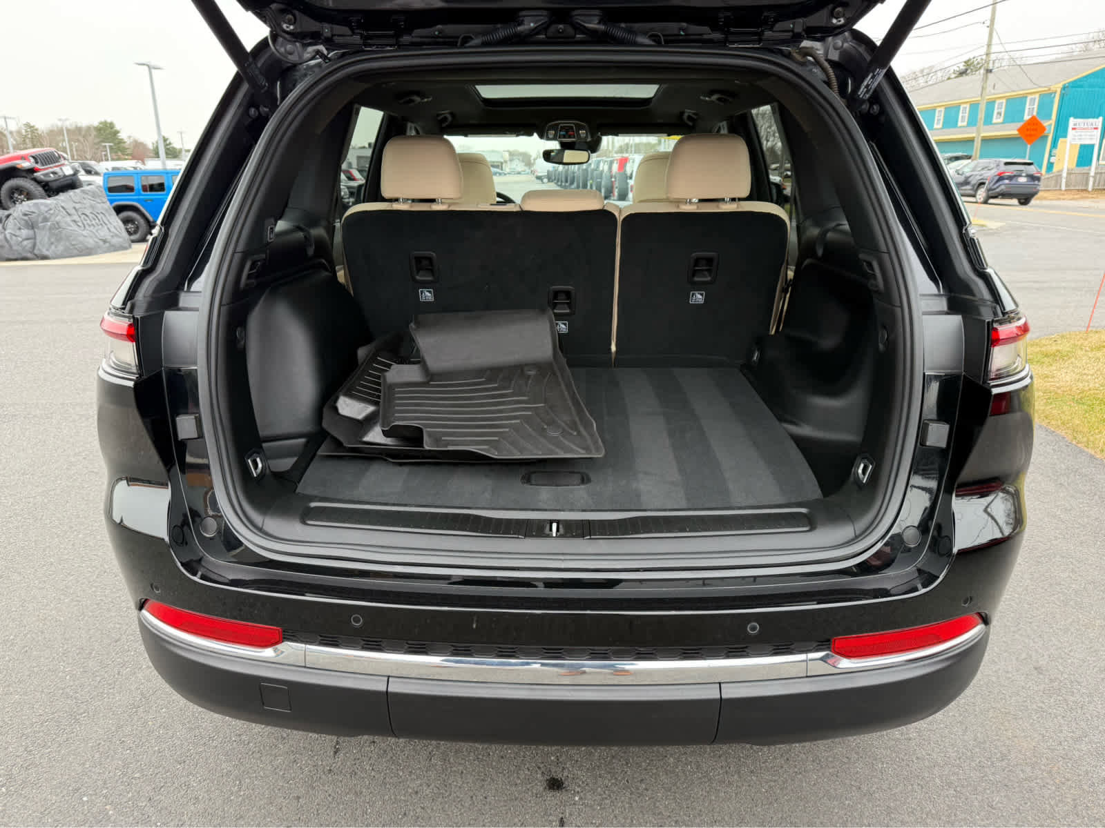 Used 2024 Jeep Grand Cherokee Limited image 7