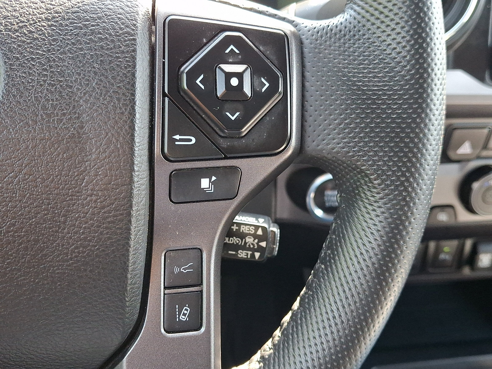 Used 2023 Toyota Tacoma TRD Off-Road w/ Technology Package AWD/4WD image 17