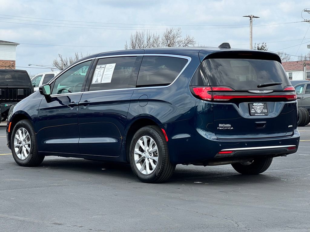 Used 2025 Chrysler Pacifica Select image 5