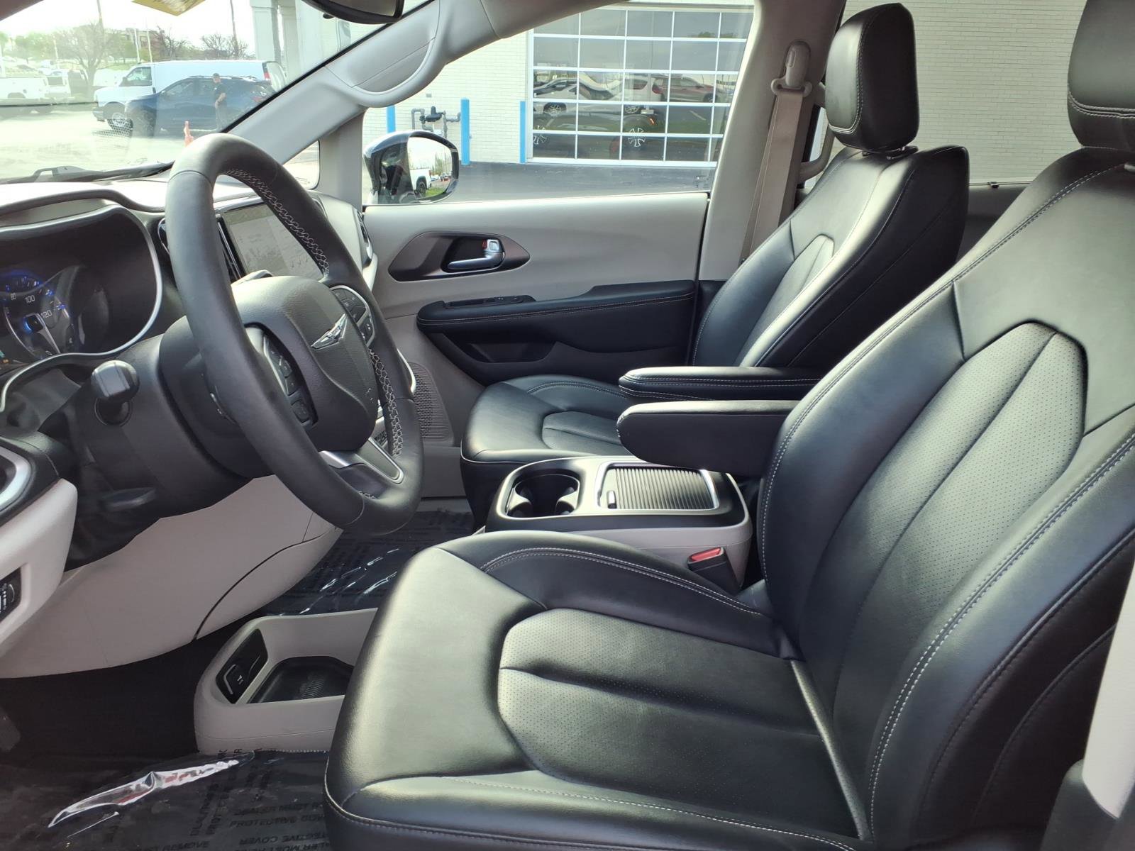 Used 2024 Chrysler Pacifica Touring-L image 25
