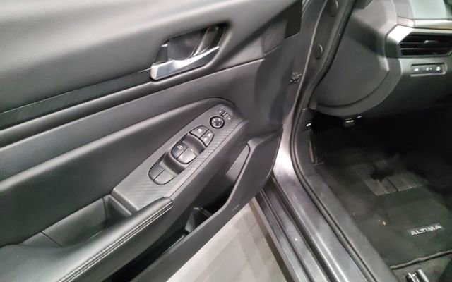 Used 2025 Nissan Altima 2.5 SV FWD image 37