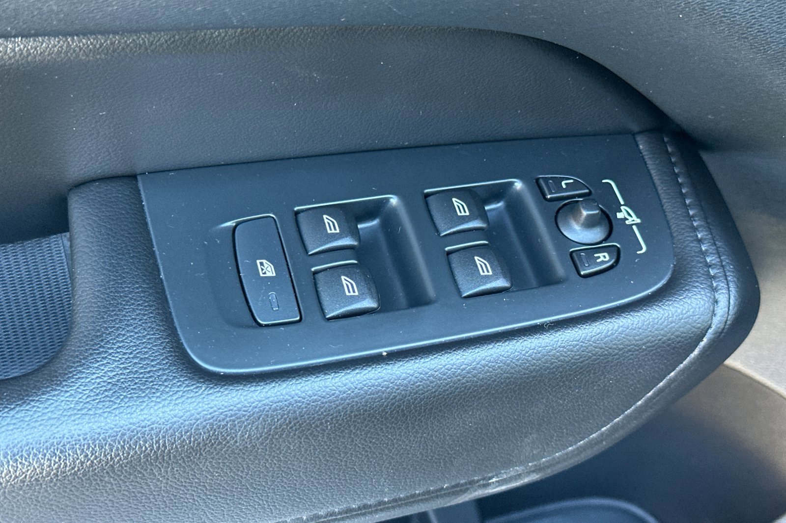 Certified 2023 Volvo XC60 B5 Core w/ Climate Package image 13