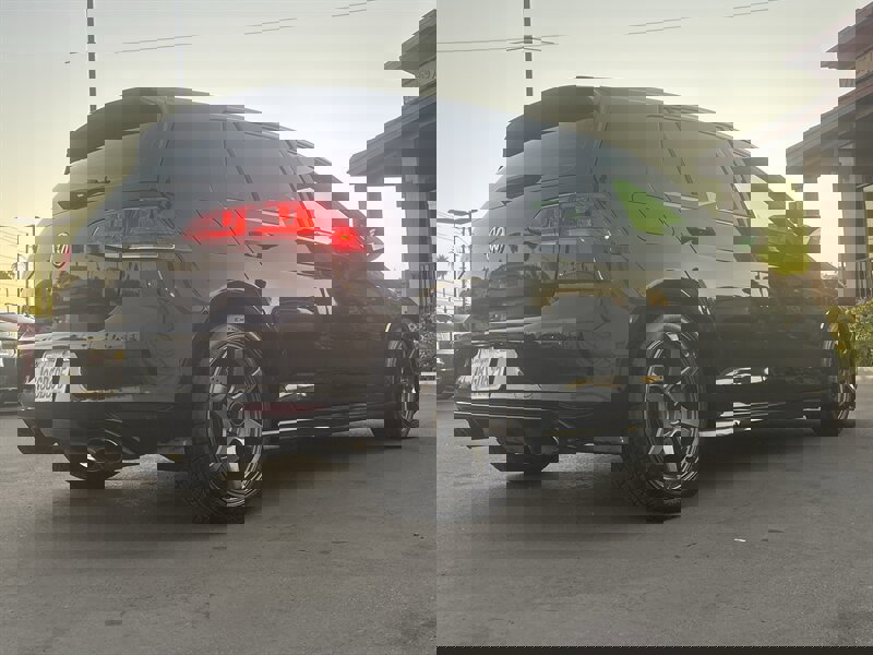 Used 2016 Volkswagen Golf 4-Door image 9