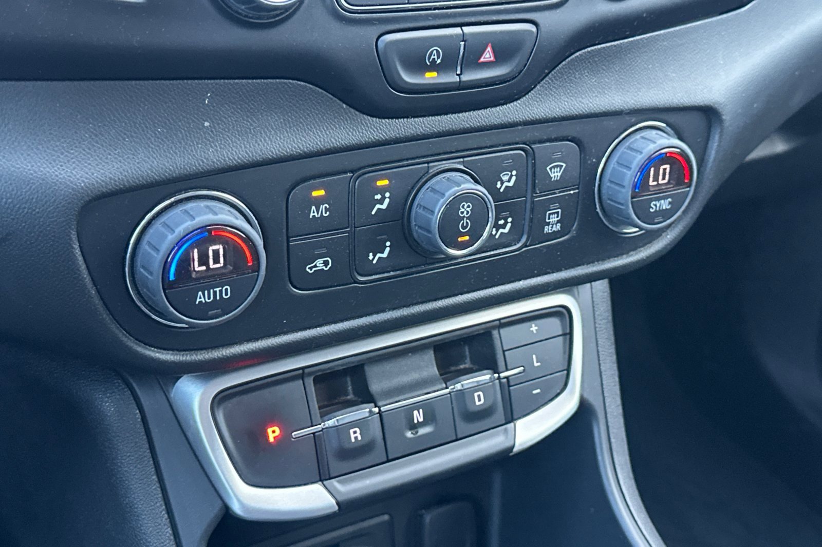 Used 2023 GMC Terrain SLT image 31