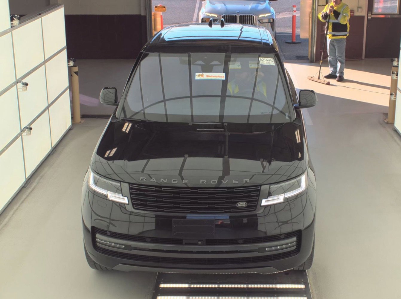 Used 2023 Land Rover Range Rover SE image 2