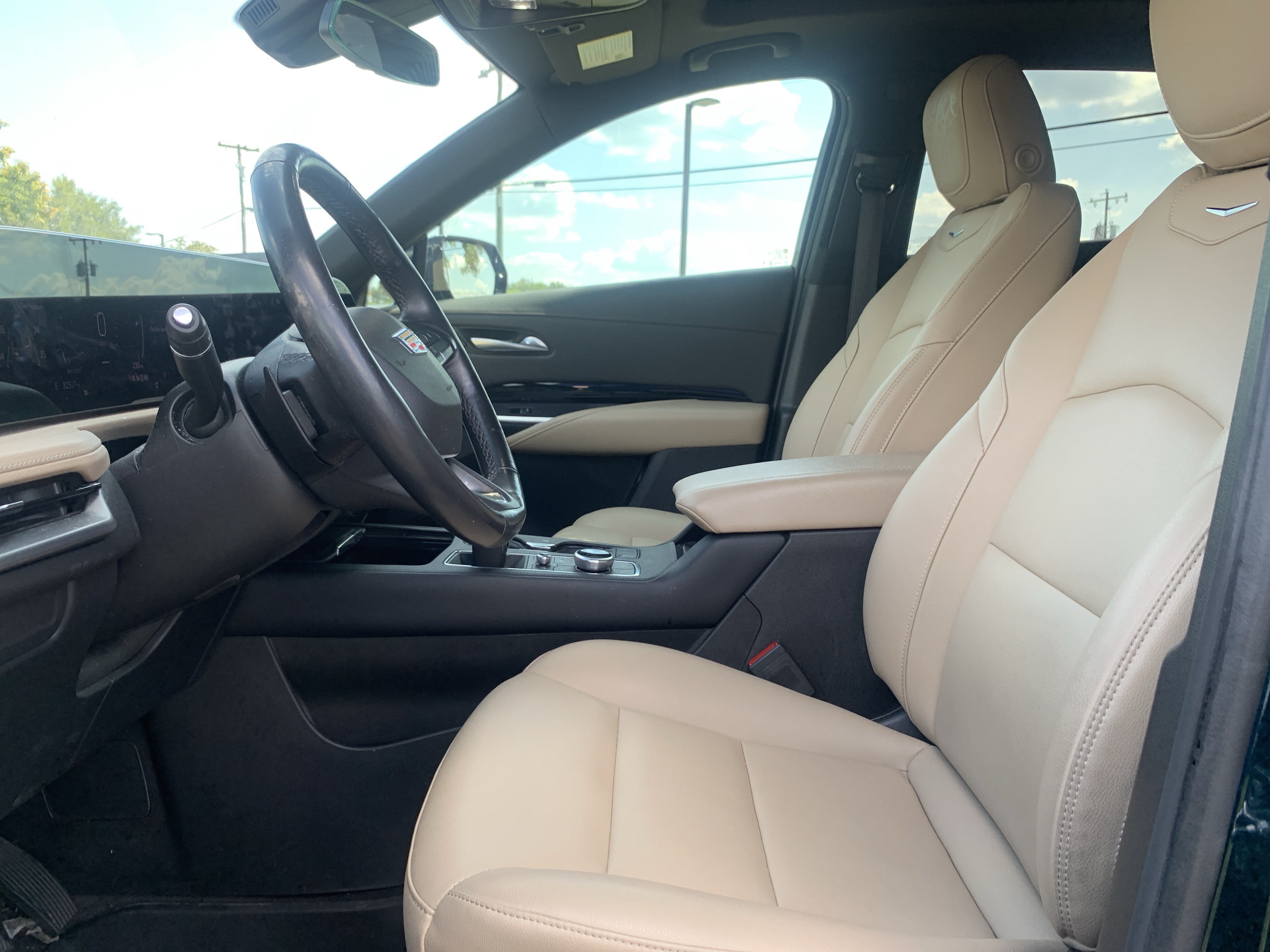 Used 2024 Cadillac XT4 Luxury w/ Cold Weather Package FWD image 16