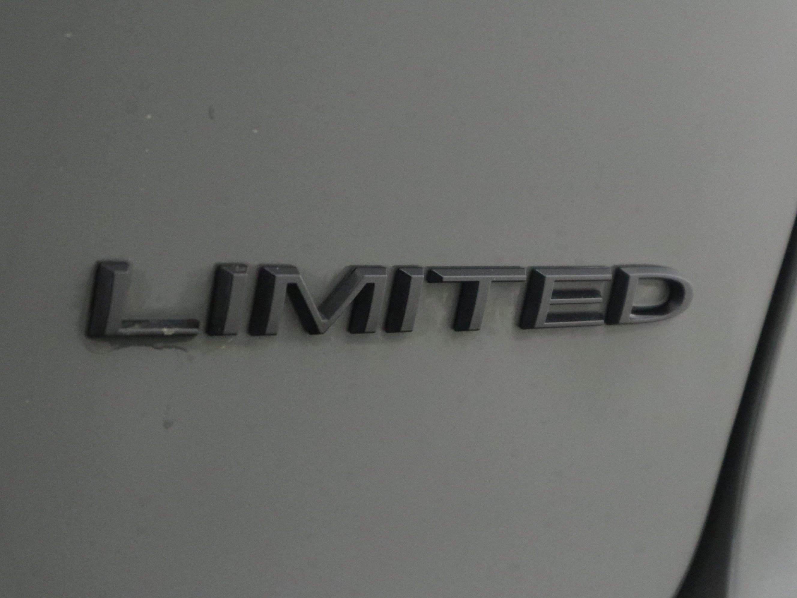 Used 2025 Chrysler Pacifica Limited image 39