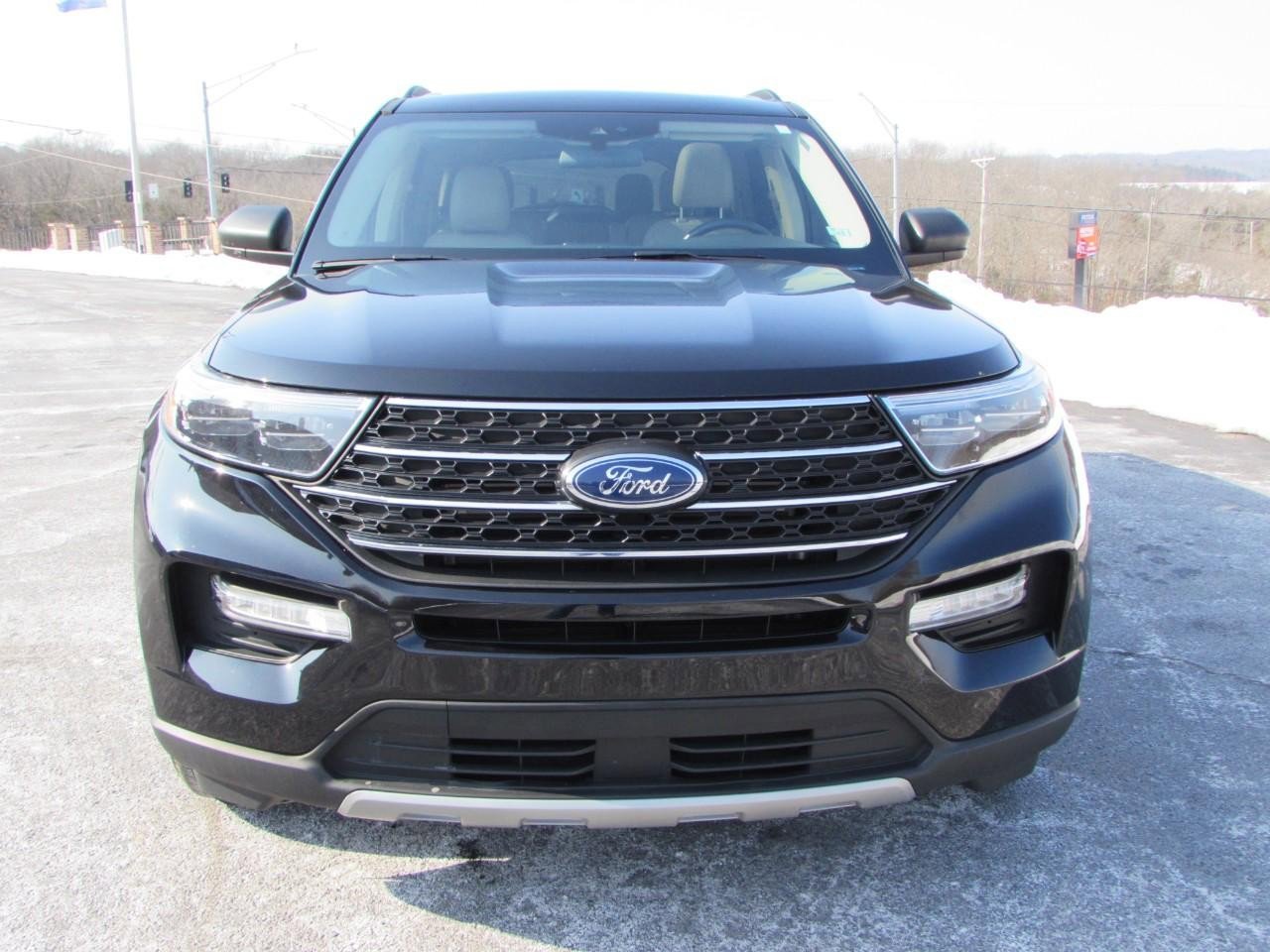 Used 2022 Ford Explorer XLT w/ Equipment Group 202A image 2