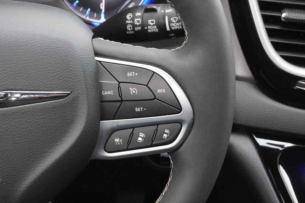 Used 2026 Chrysler Pacifica Select FWD image 16