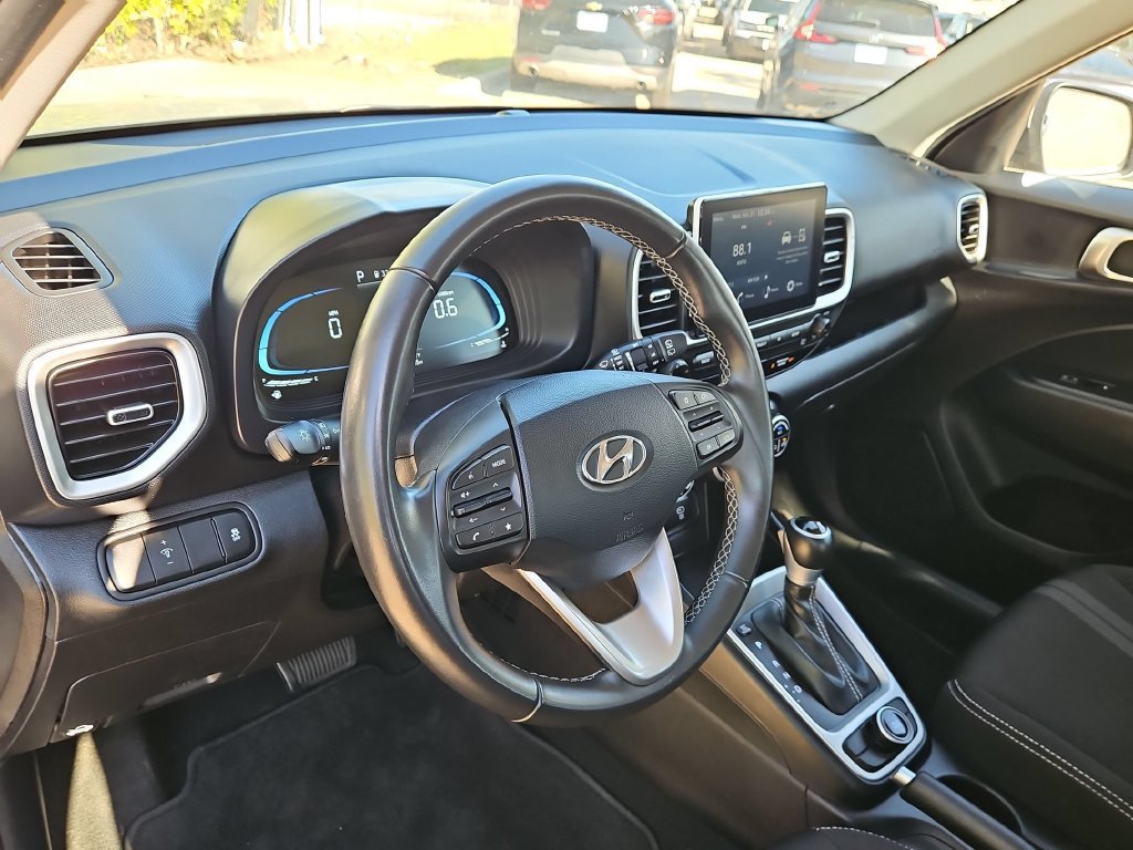 Used 2025 Hyundai Venue SEL FWD image 15