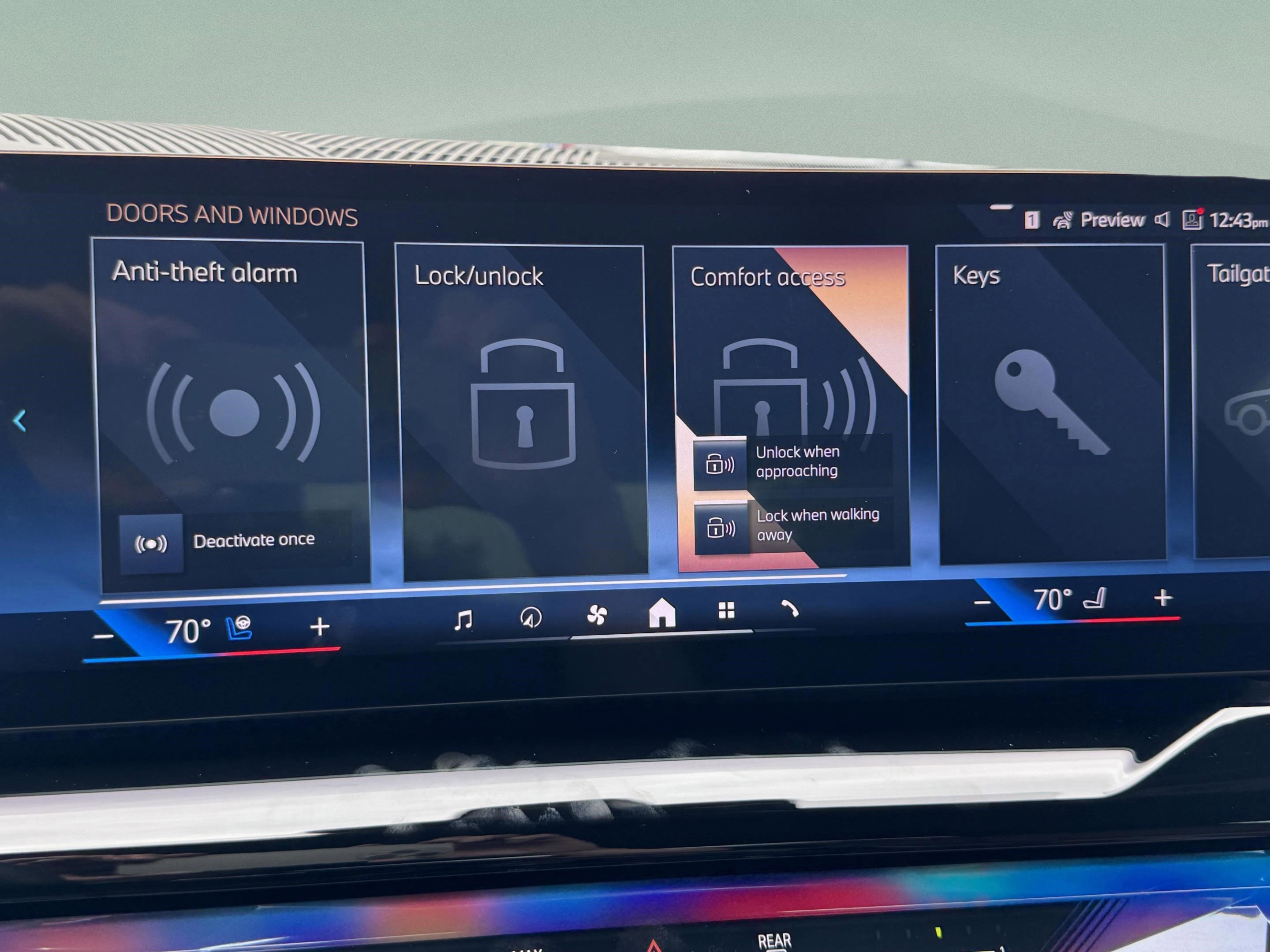 Used 2025 BMW 550e xDrive w/ Premium Package image 18