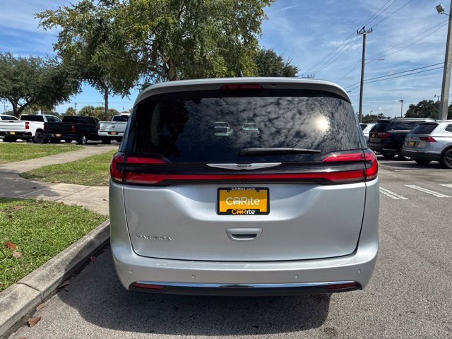 Used 2024 Chrysler Pacifica Touring-L FWD image 6