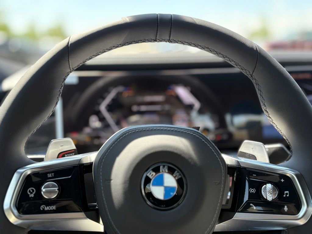 Used 2025 BMW 760i xDrive w/ Luxury Rear Seating Package image 12