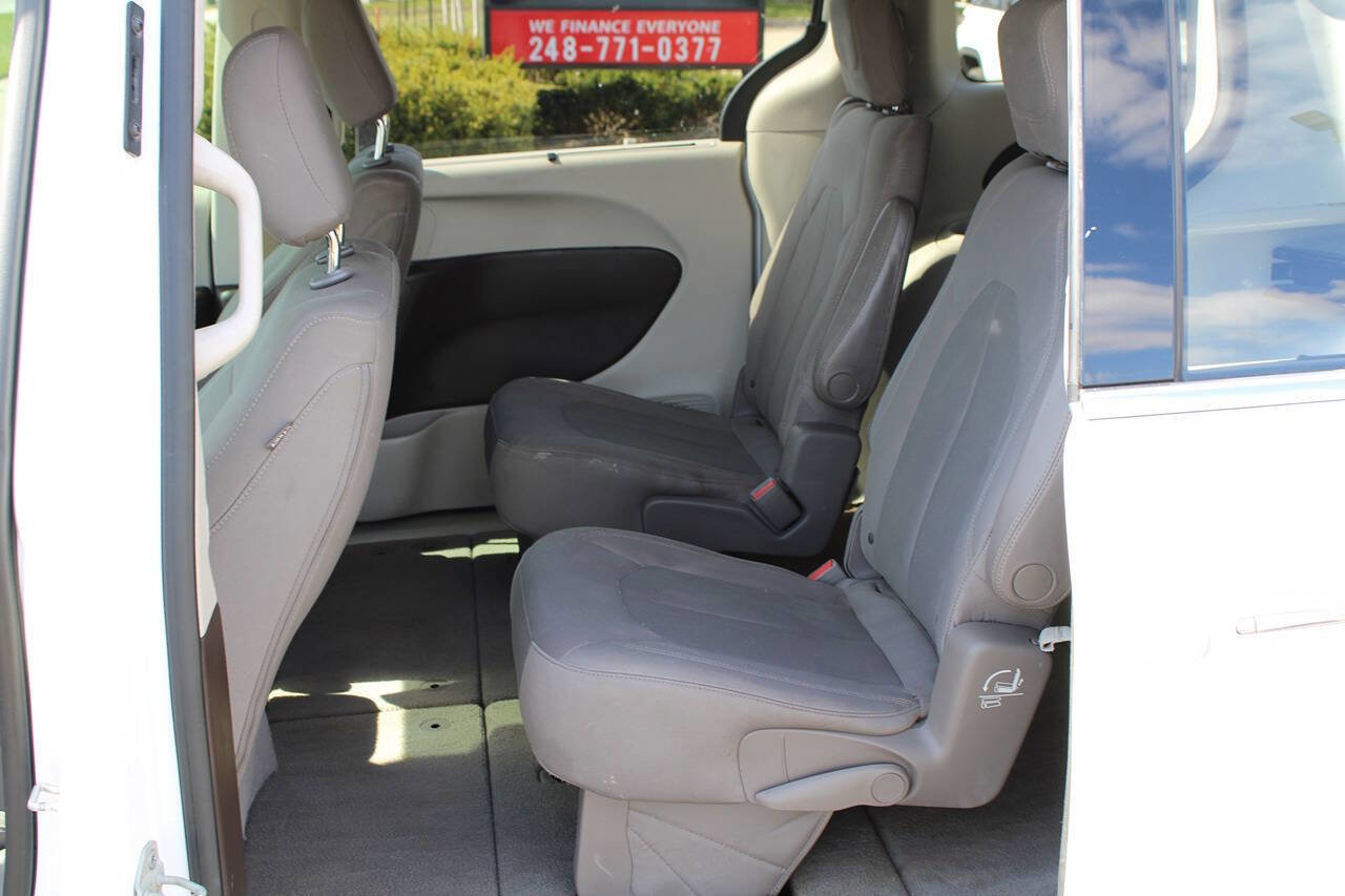 Used 2017 Chrysler Pacifica Touring Plus w/ Tire & Wheel Group image 45