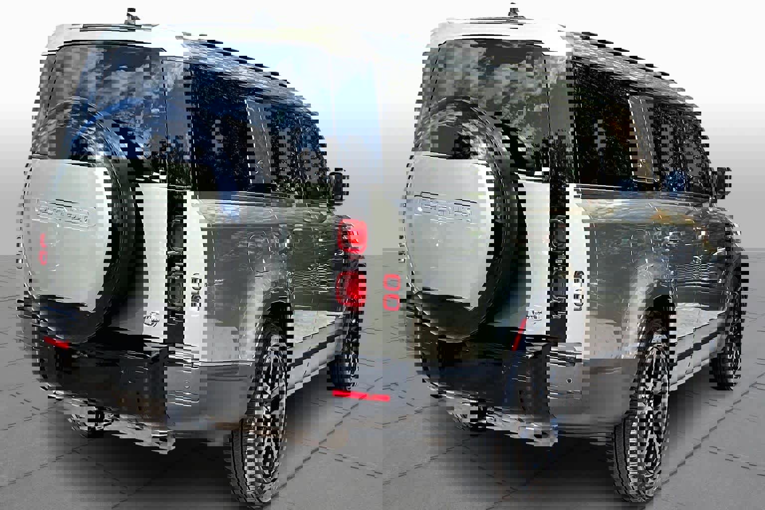 Used 2023 Land Rover Defender 130 SE image 13