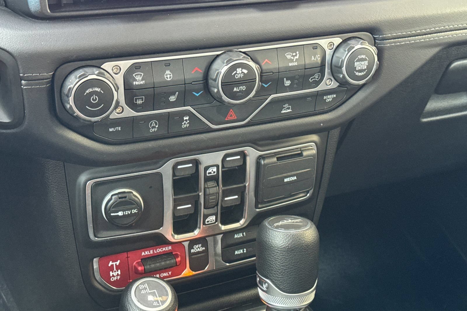 Used 2025 Jeep Gladiator Mojave w/ Convenience Group AWD/4WD image 20