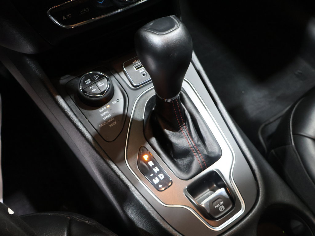 Used 2021 Jeep Cherokee Trailhawk AWD/4WD image 34