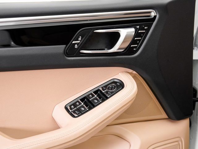Certified 2025 Porsche Macan image 7