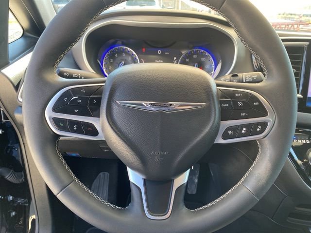 Used 2025 Chrysler Pacifica Select FWD image 17