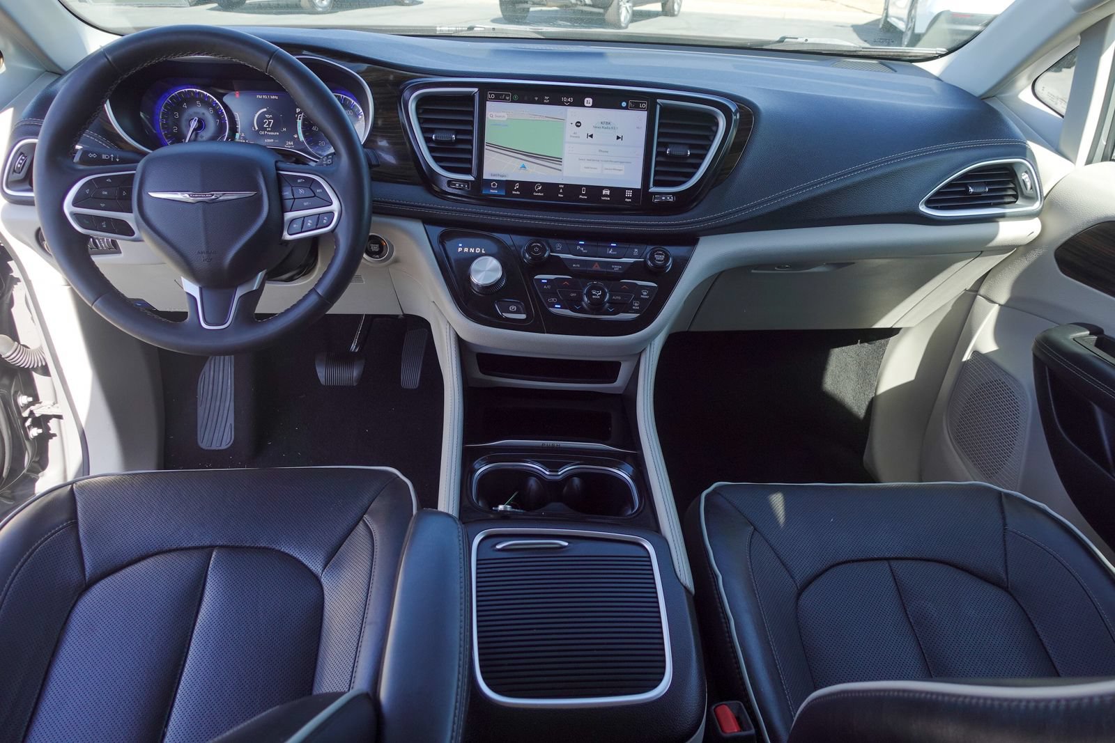 Used 2023 Chrysler Pacifica Limited FWD image 10