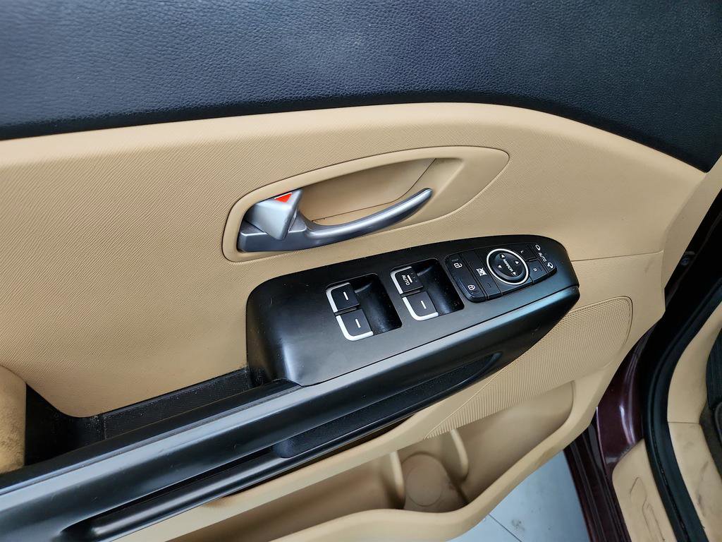 Used 2015 Kia Sedona LX w/ LX Convenience Package FWD image 18