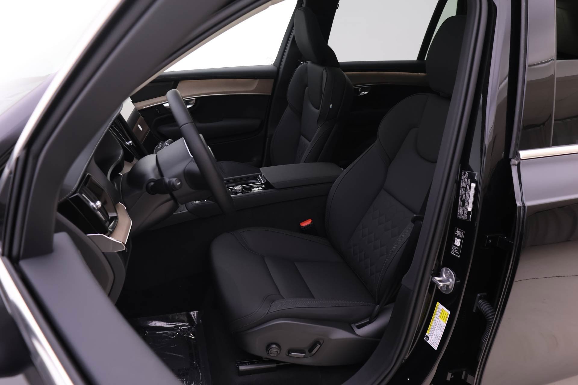 New 2026 Volvo XC90 B6 Plus w/ Protection Package Premier image 7