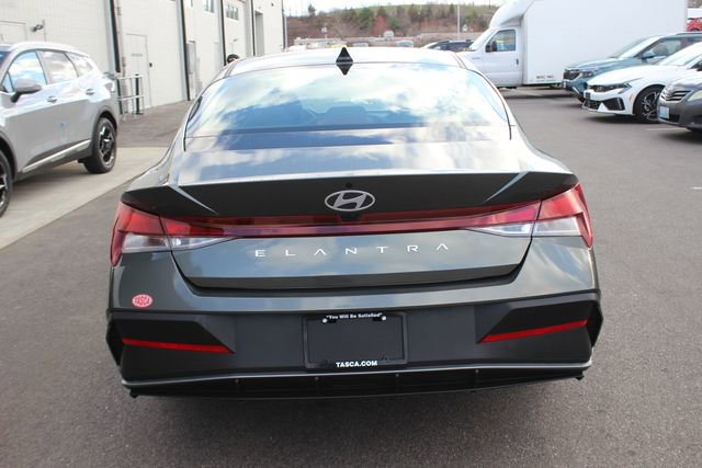 Used 2024 Hyundai Elantra SE image 25