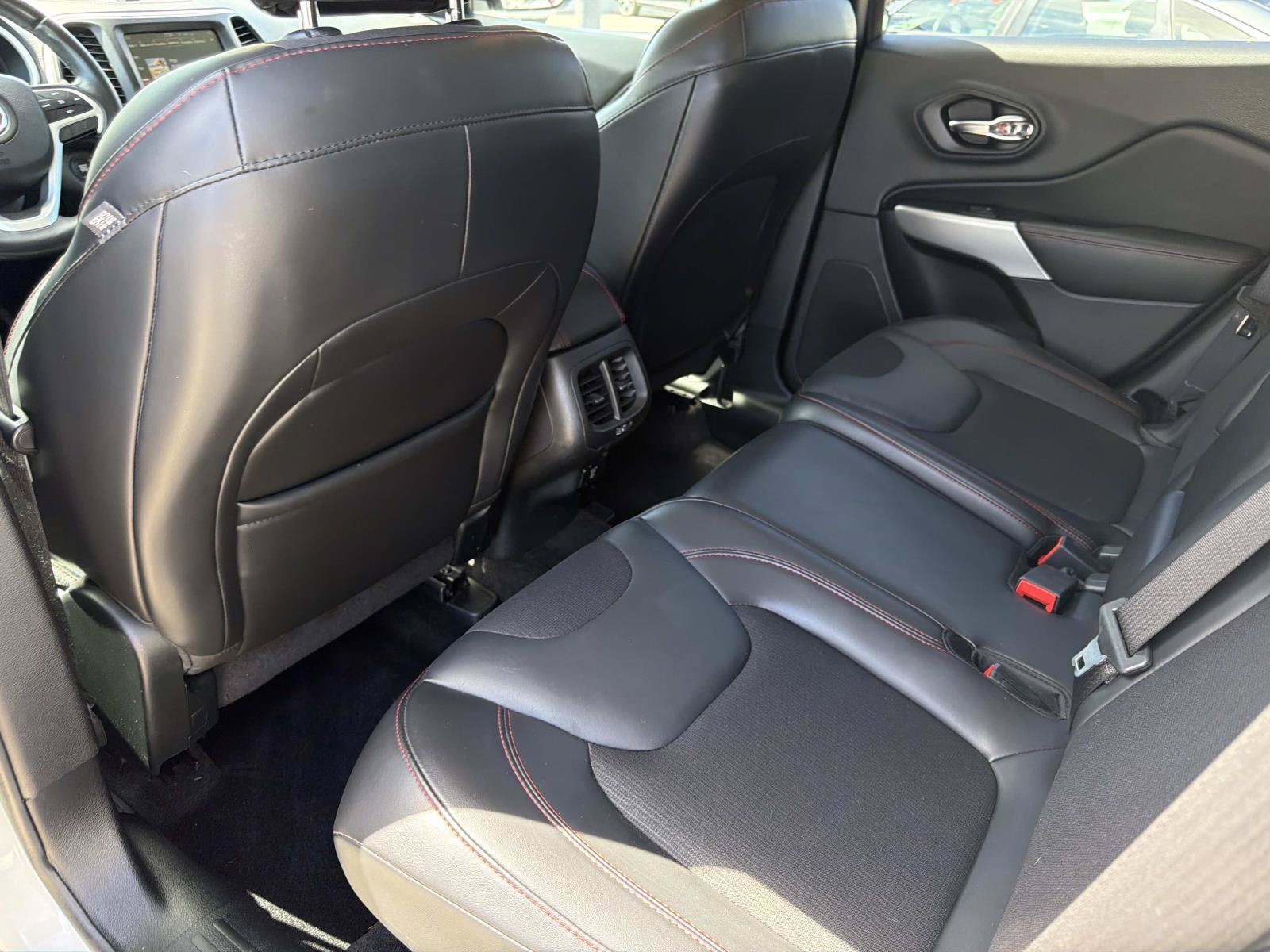 Used 2018 Jeep Cherokee Trailhawk AWD/4WD image 10