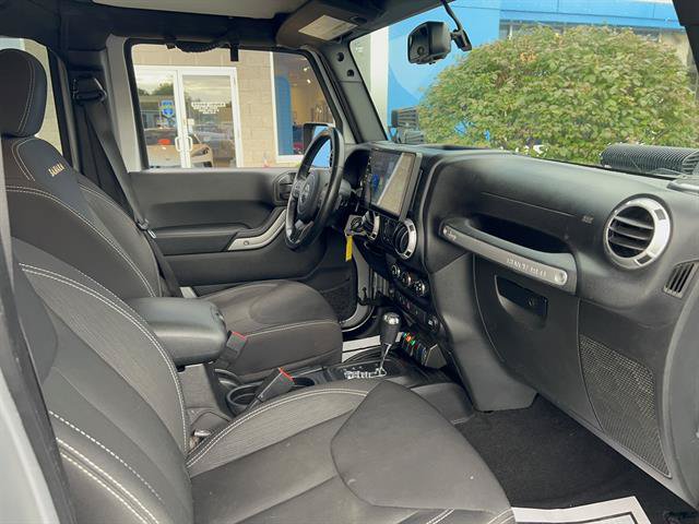 Used 2015 Jeep Wrangler Unlimited Sahara w/ Connectivity Group AWD/4WD image 11