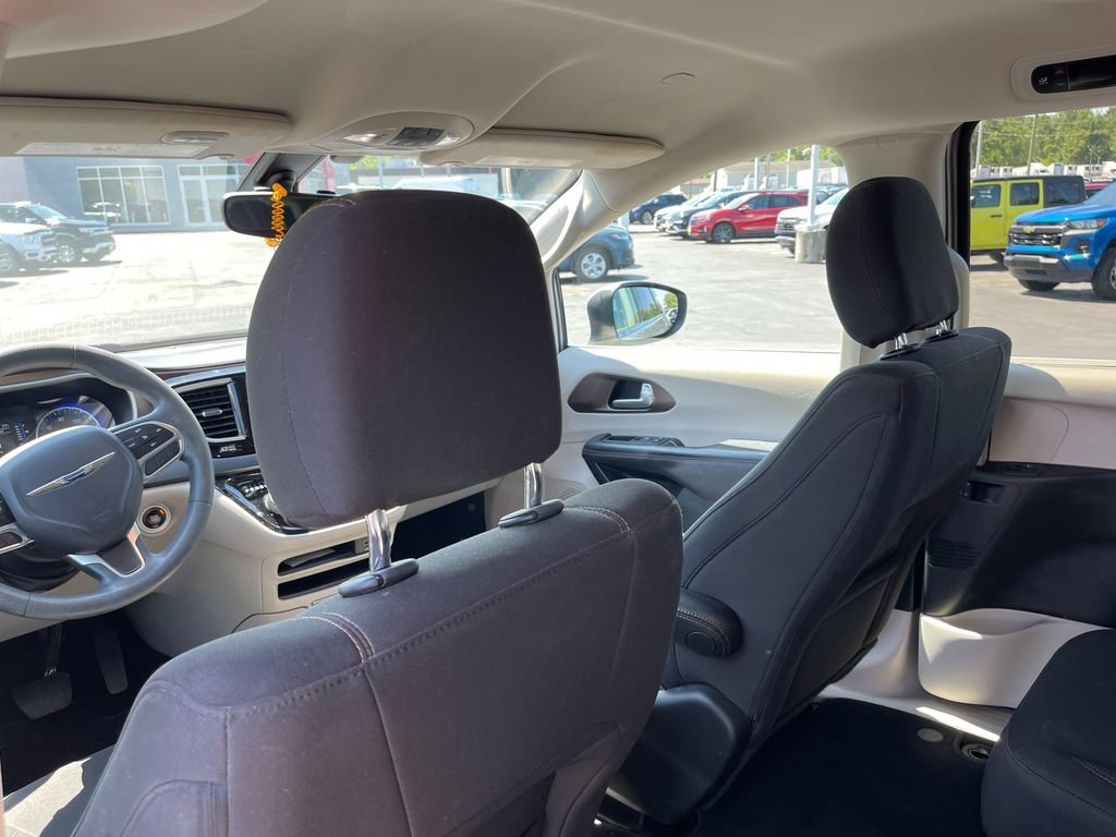 Used 2017 Chrysler Pacifica Touring Plus FWD image 16