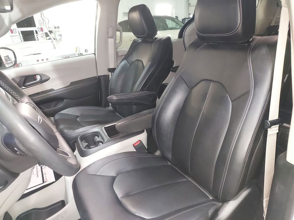 Used 2024 Chrysler Pacifica Touring-L image 17