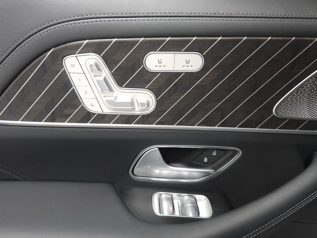 Used 2025 Mercedes-Benz Maybach GLS 600 4MATIC image 28