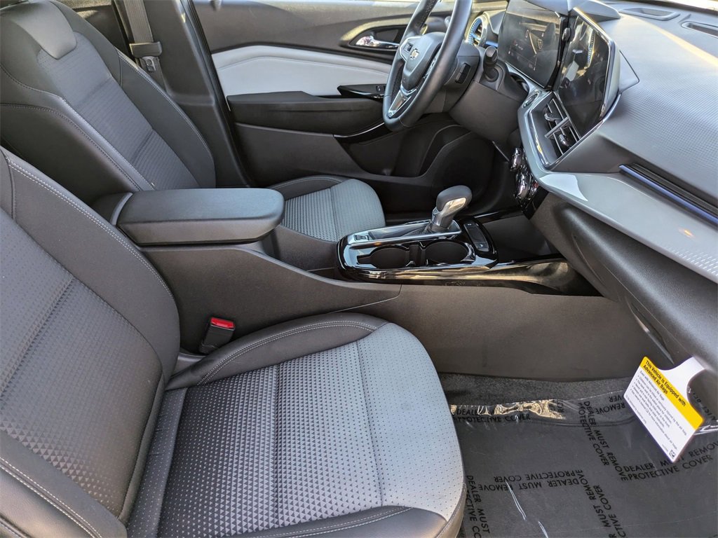 Used 2025 Chevrolet Trax LT w/ LT Convenience Package image 30
