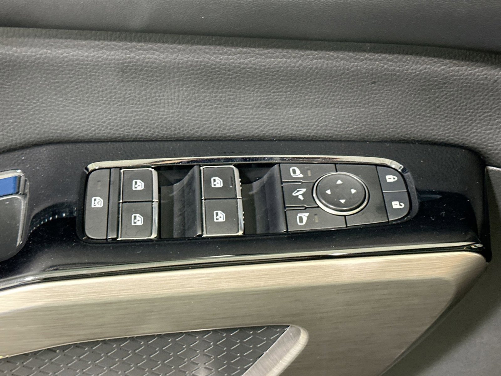 Used 2023 Nissan Pathfinder Platinum image 16