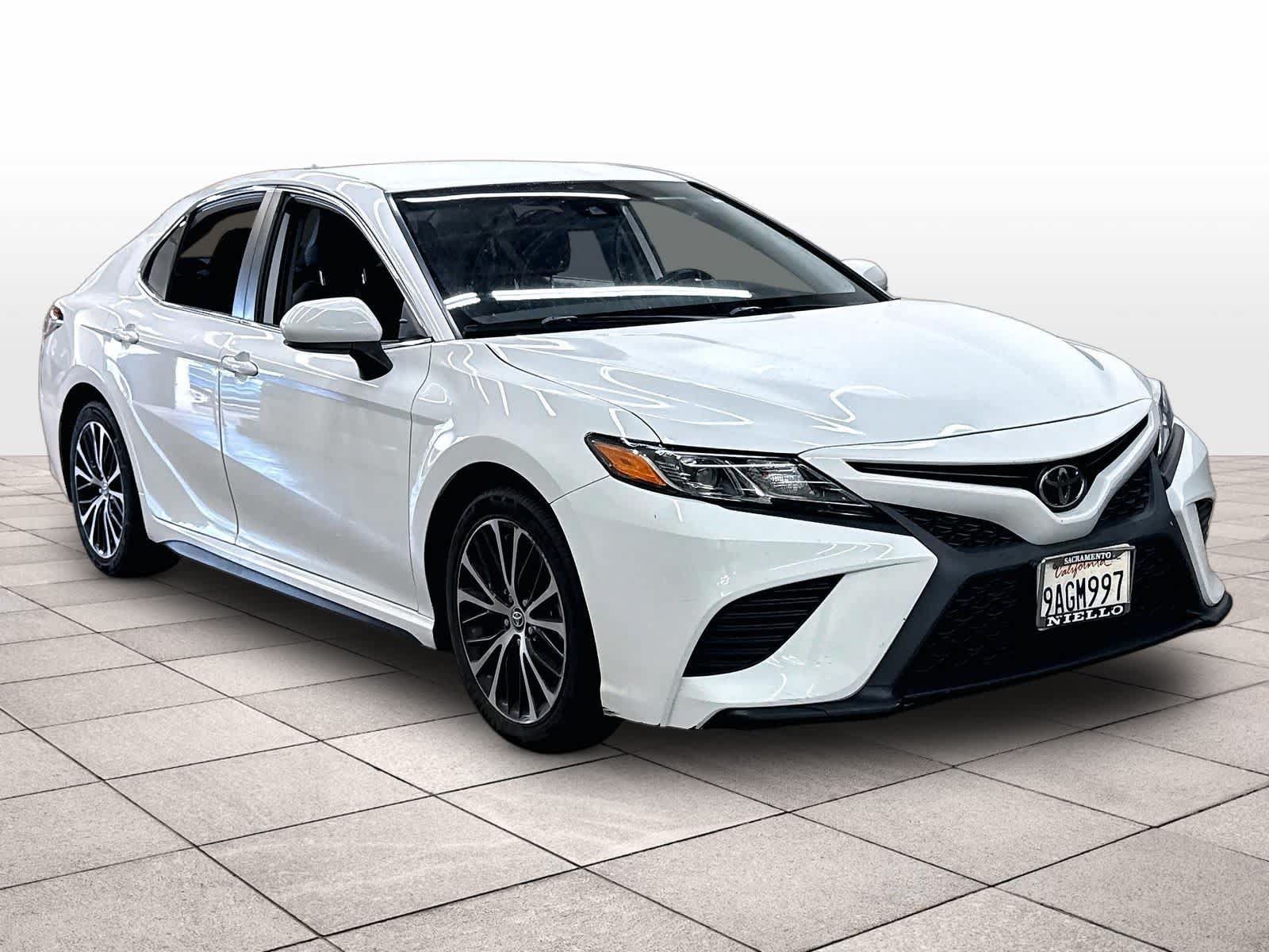 Used 2020 Toyota Camry SE FWD image 2