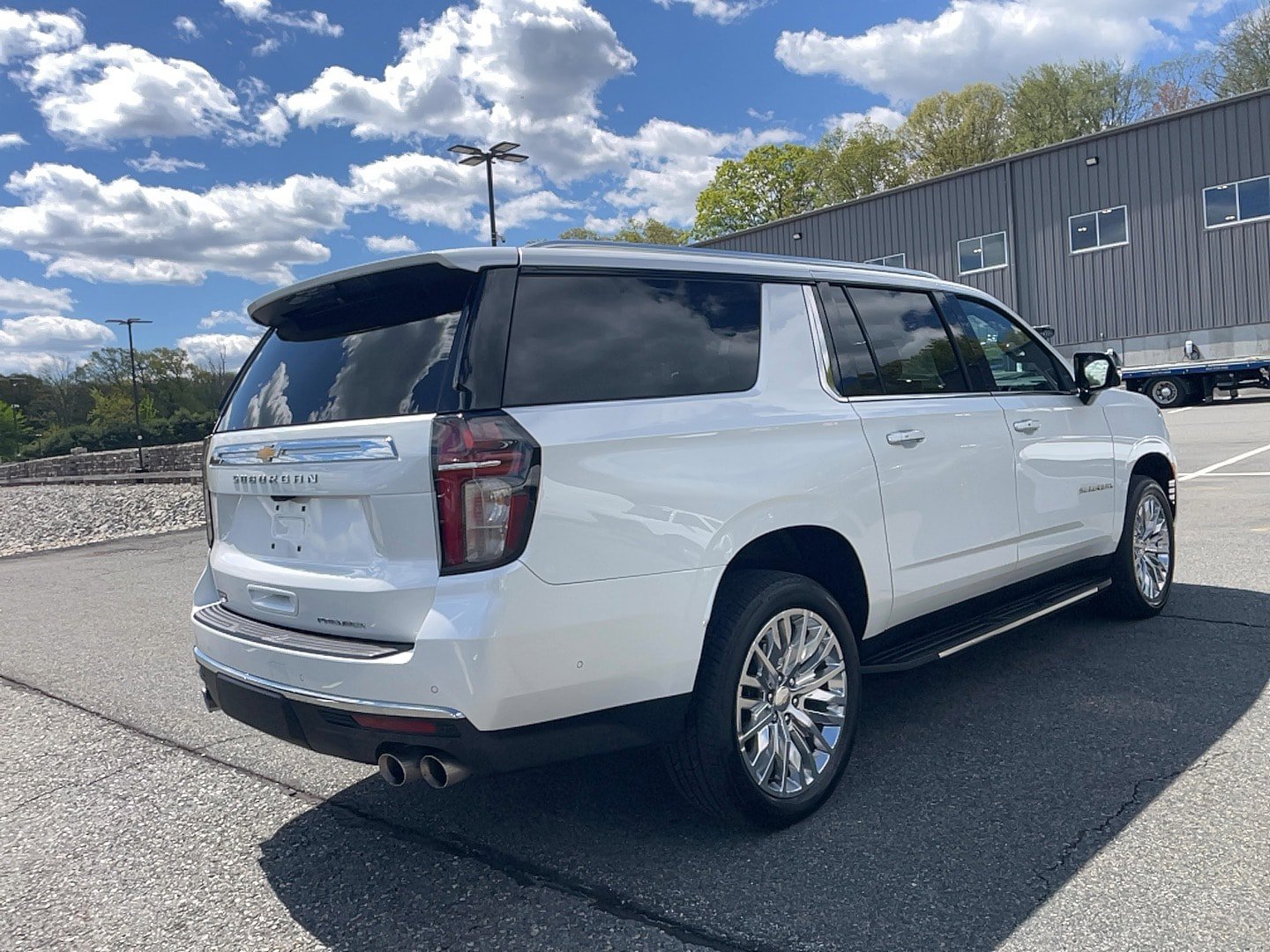 Used 2023 Chevrolet Suburban Premier w/ Advanced Technology Package AWD/4WD image 18