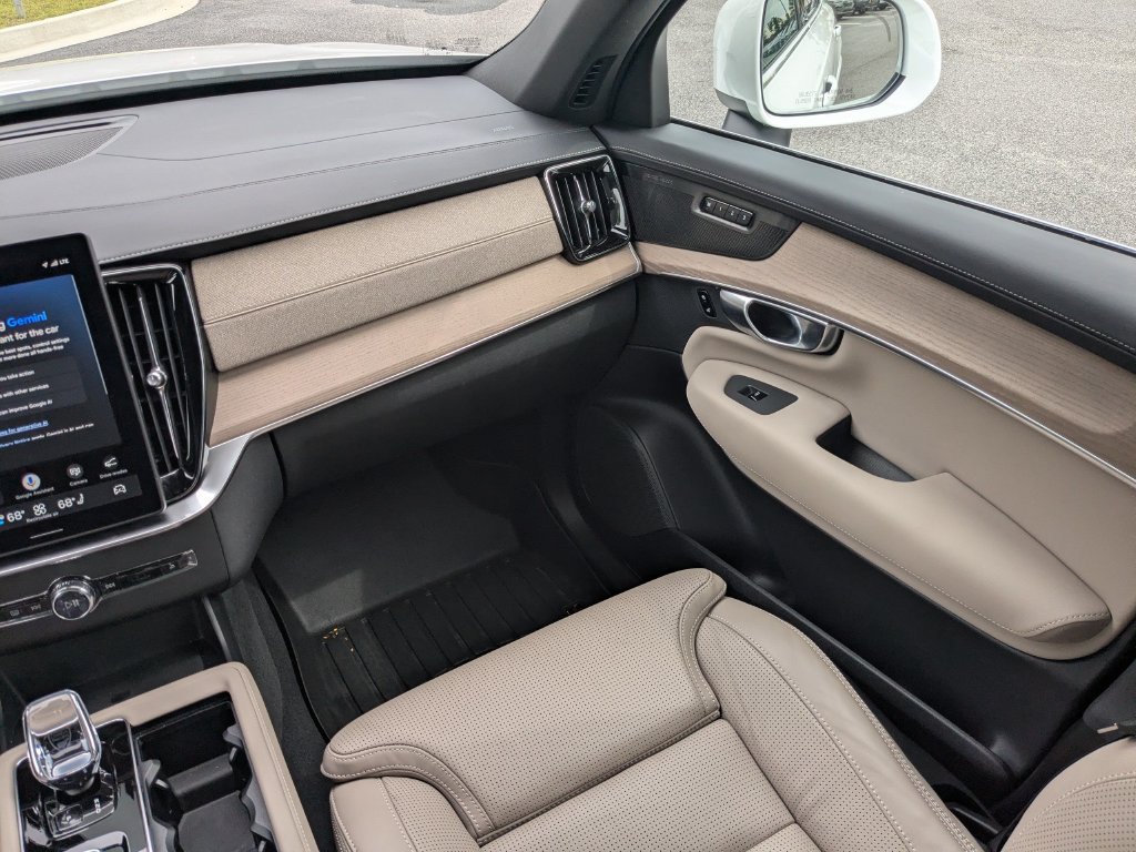 Used 2025 Volvo XC90 B6 Ultra AWD/4WD image 16