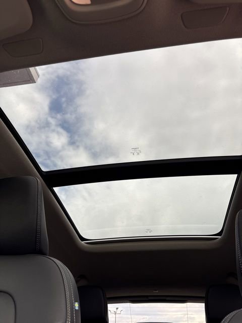 Used 2025 Volvo XC40 B5 Plus AWD/4WD image 28