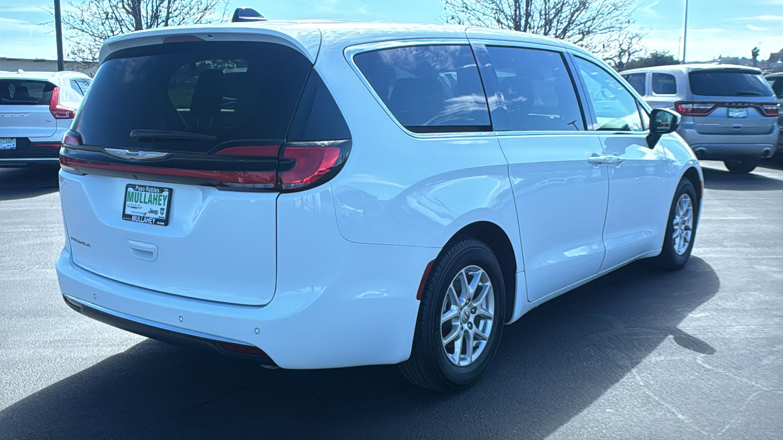Used 2023 Chrysler Pacifica Touring-L image 3