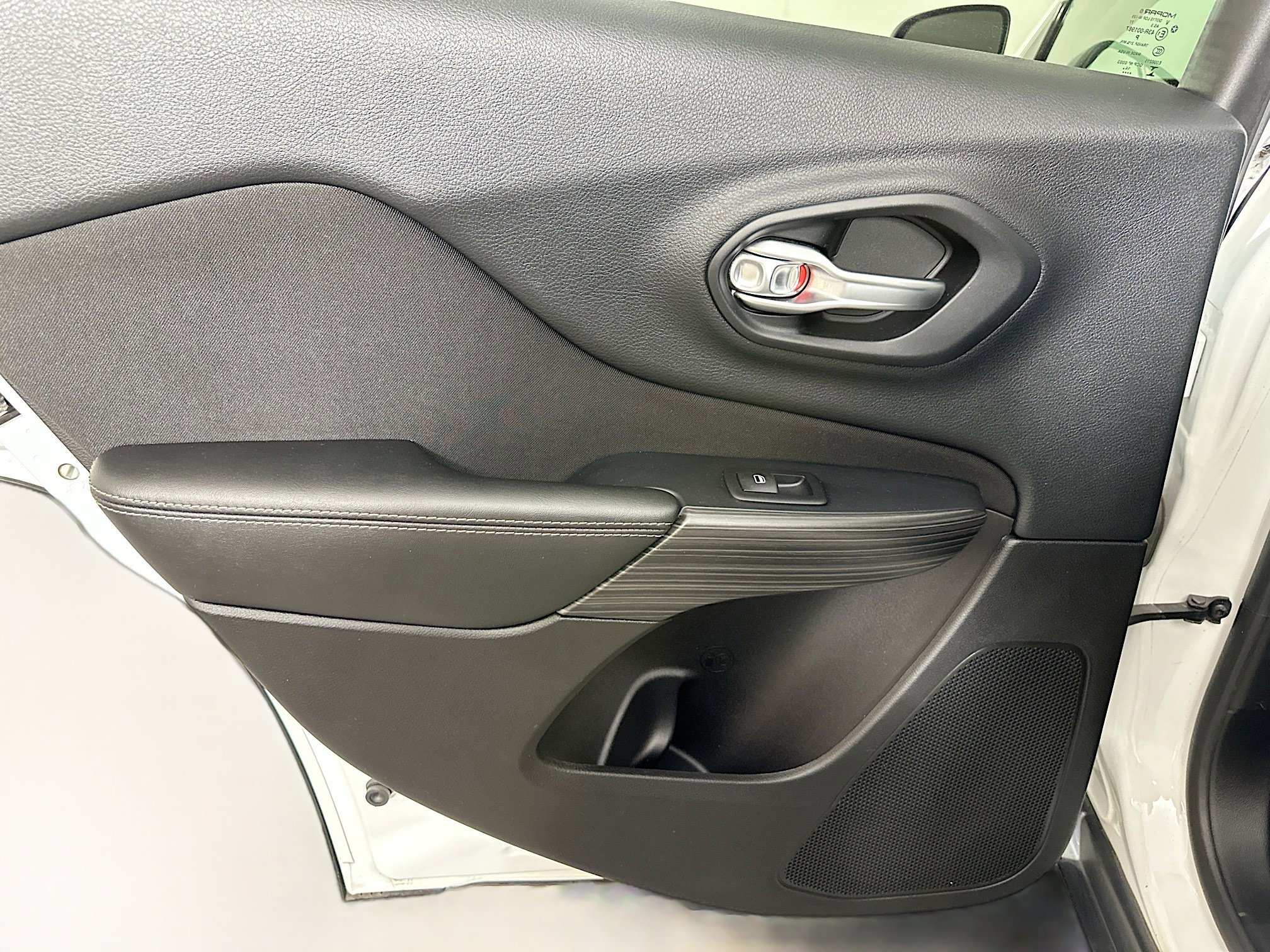 Used 2015 Jeep Cherokee Latitude FWD image 24