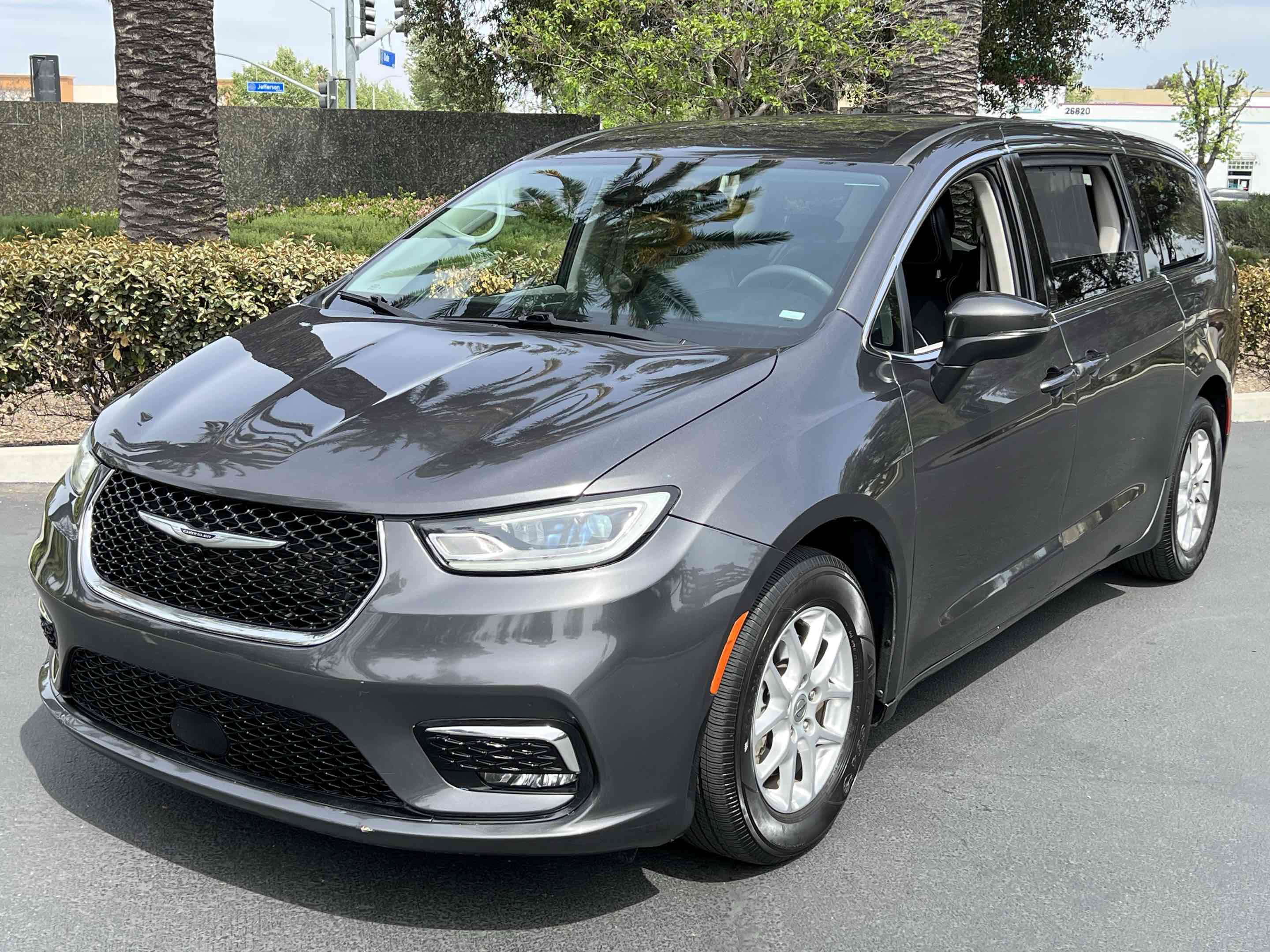 Used 2023 Chrysler Pacifica Touring-L image 13