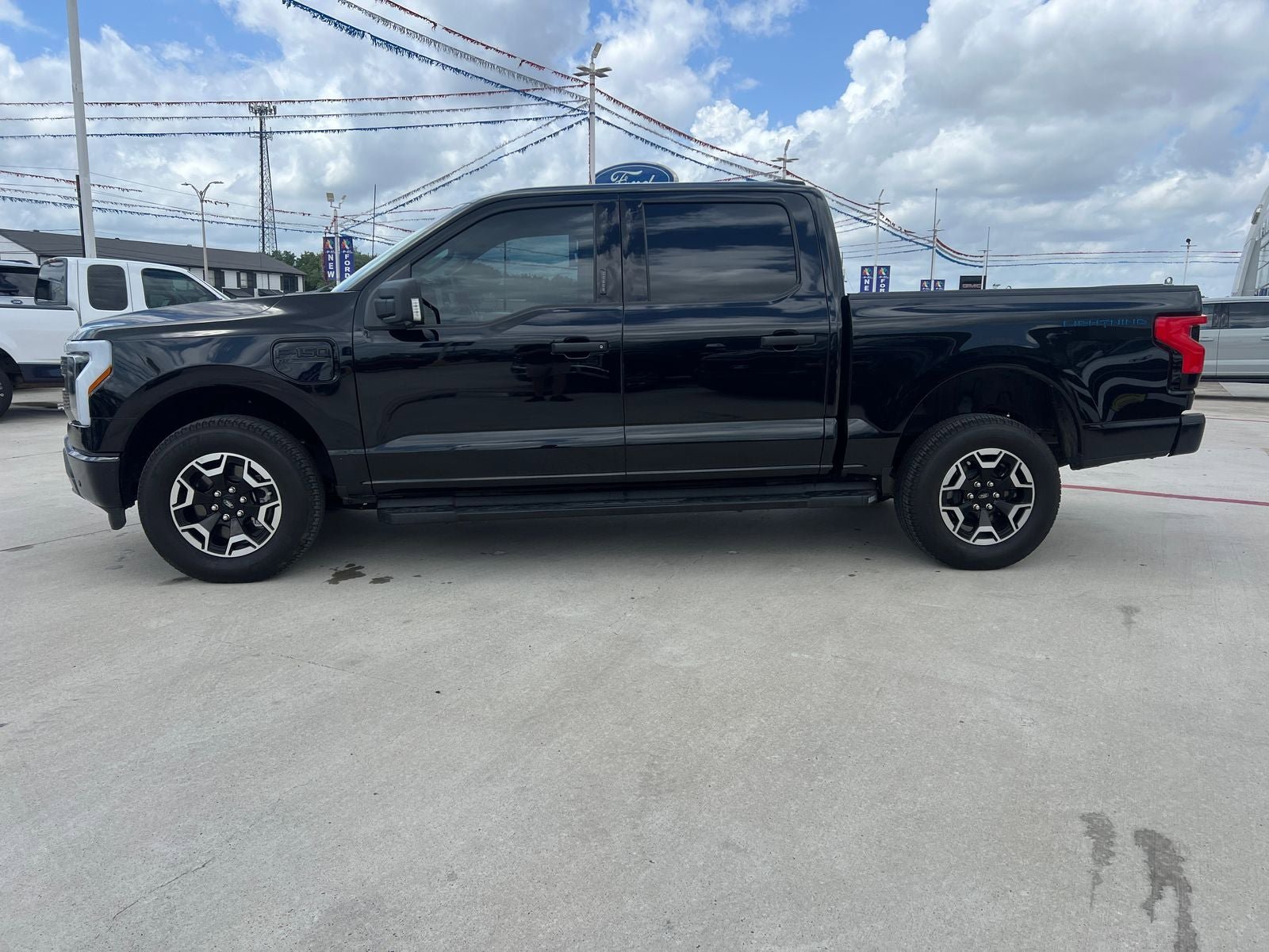 Used 2023 Ford F150 Lightning XLT AWD/4WD image 4